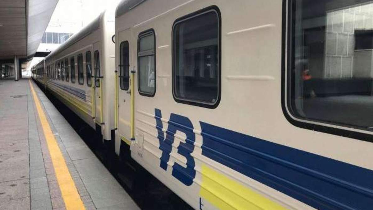 На пасажирку потяга впала верхня полиця з іншою жінкою: в "Укрзалізниці" кажуть, що не винні На пасажирку потяга впала верхня полиця з іншою жінкою: в "Укрзалізниці" кажуть, що не винні
