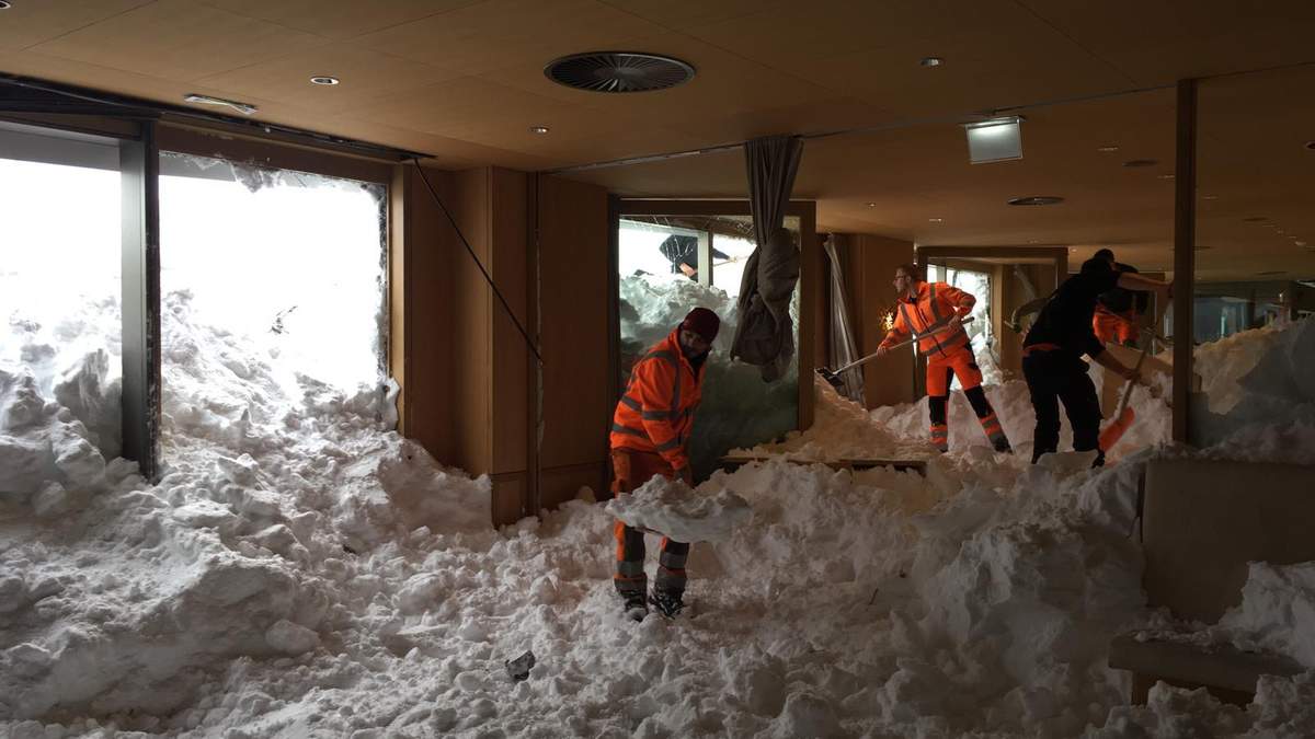 На отель в Швейцарии обрушилась лавина, по меньшей мере, 3 человека пострадали: фото