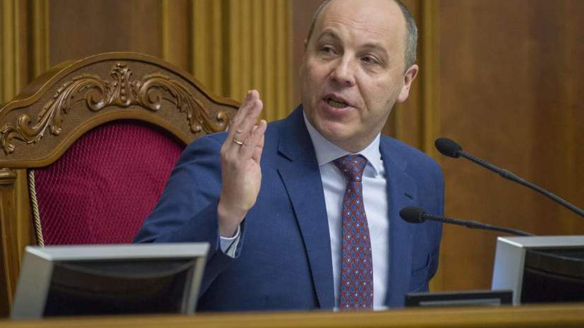 Парубій підписав закон про перехід громад до інших парафій