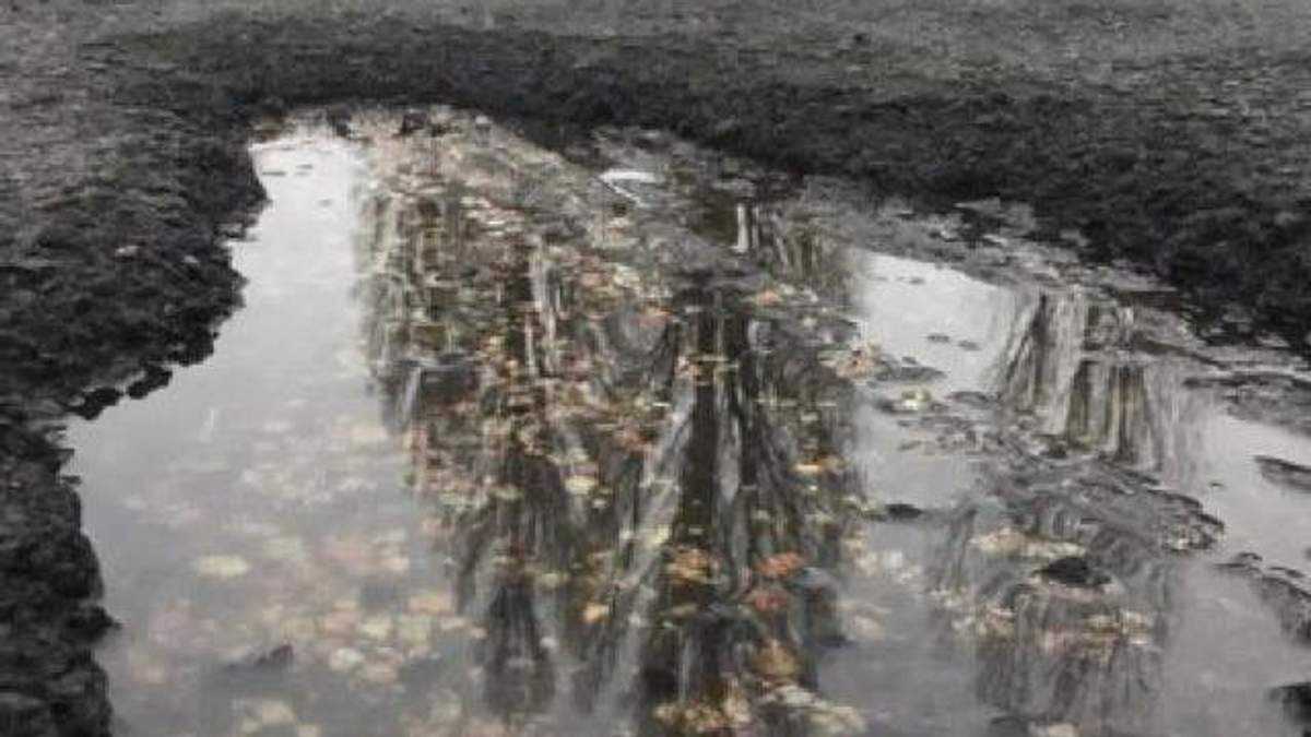 Покладений у мокру погоду асфальт під Києвом протримався всього 2 місяці: фото