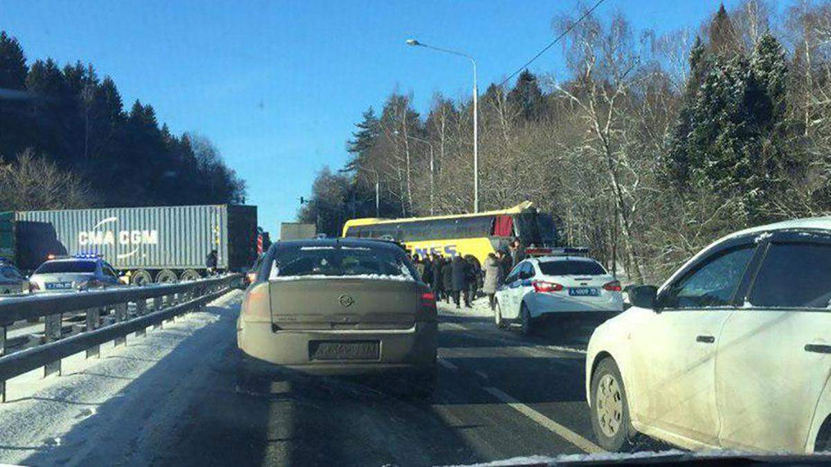 У Москві автобус з українцями потрапив у ДТП: є потерпілі – фото У Москві автобус з українцями потрапив у ДТП: є потерпілі – фото