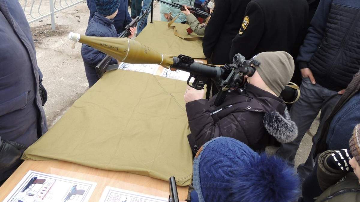 Російські окупанти привезли в анексований Крим "трофейну зброю" із Сирії: фото Російські окупанти привезли в анексований Крим "трофейну зброю" із Сирії: фото