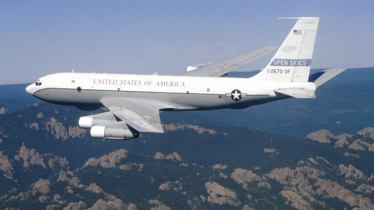 Военный самолет США пролетит над Россией