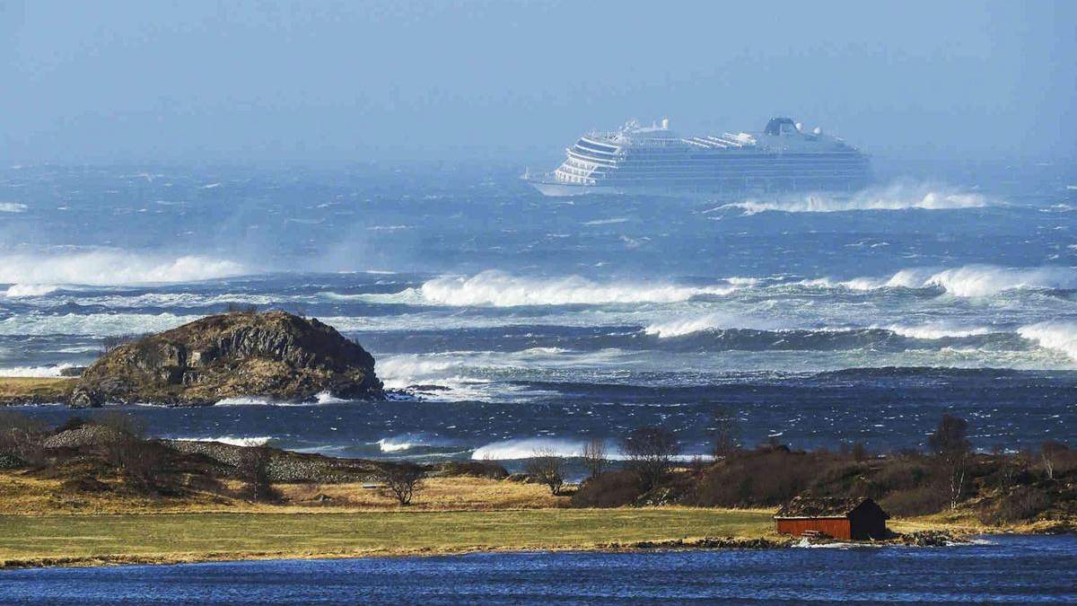 Аварія круїзного лайнера біля берегів Норвегії: порятунок пасажирів завершено