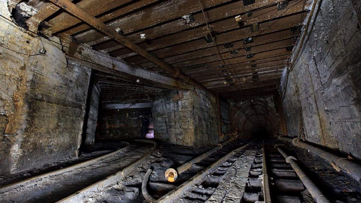 На шахте в Донецкой области произошел обвал: погиб горняк, еще двое – ранены