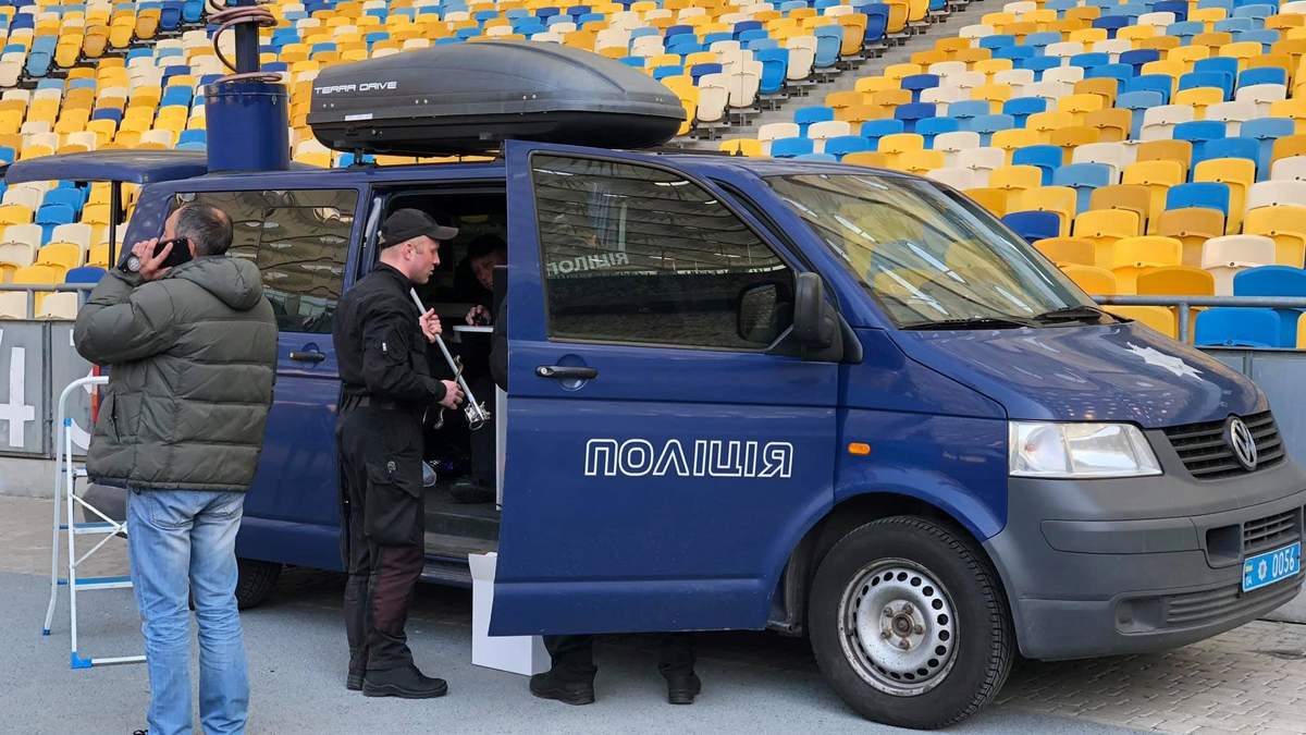 Полиция разобрала одну из сцен Порошенко на "Олимпийском": видео