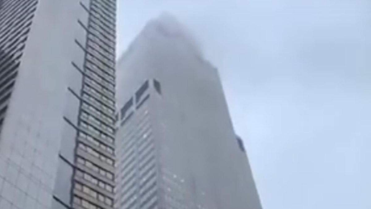 В Нью-Йорке вертолет врезался в небоскреб, есть жертва - фото, видео