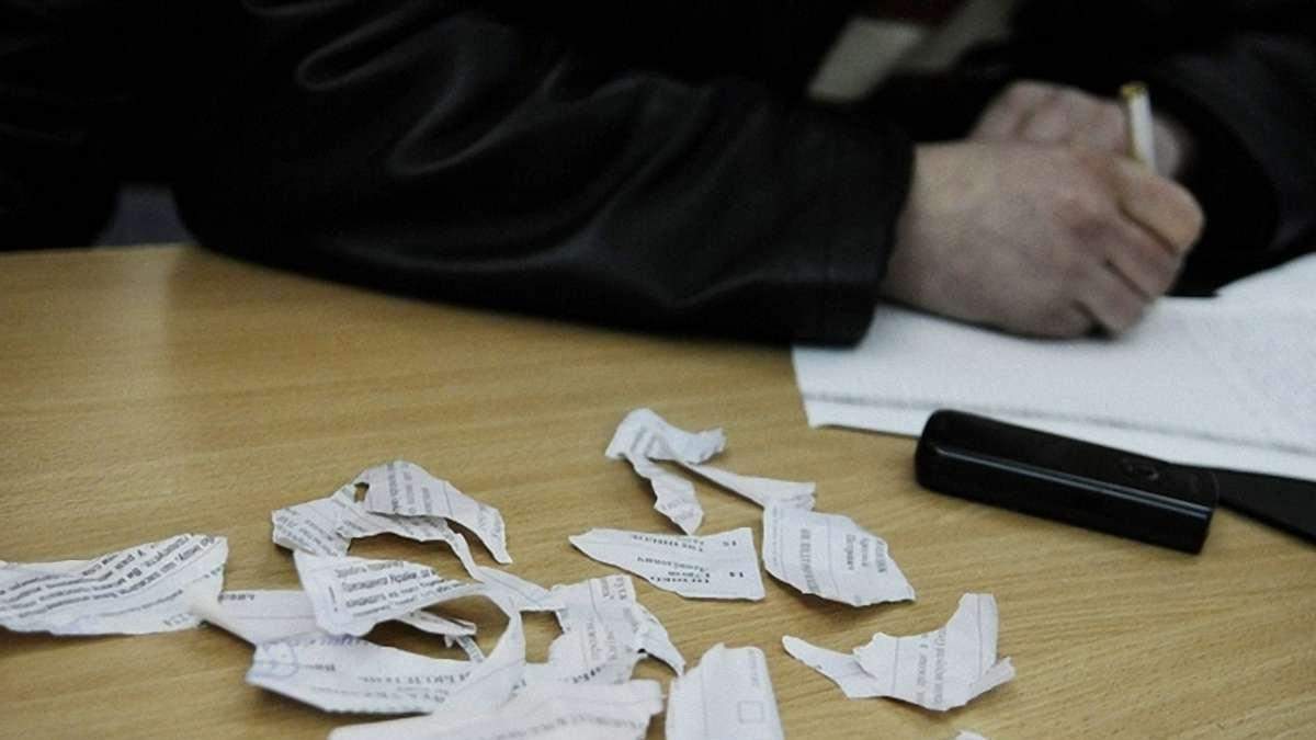 Жінка порвала бюлетень та намагалась його з'їсти на дільниці у Львові: відео 