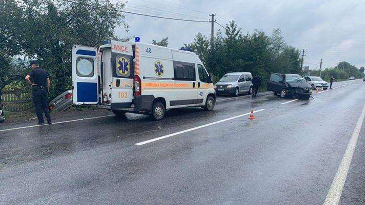 Іноземець загинув у страшній ДТП під Чернівцями: ще 4 людини потрапили до лікарні 