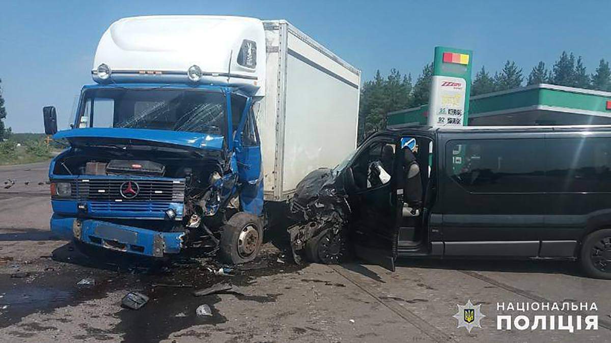 Пассажиры микроавтобуса из Станицы Луганской попали в жуткое ДТП в Счастье: много пострадавших