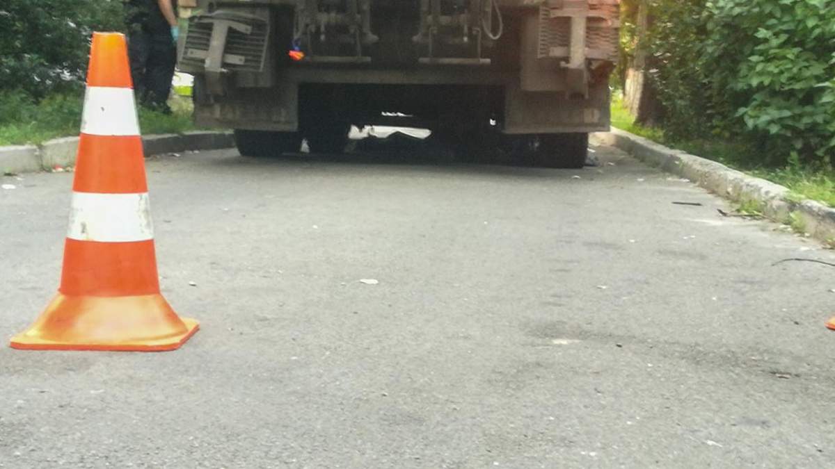 В Киеве мусоровоз задавил мужчину: фото с места происшествия