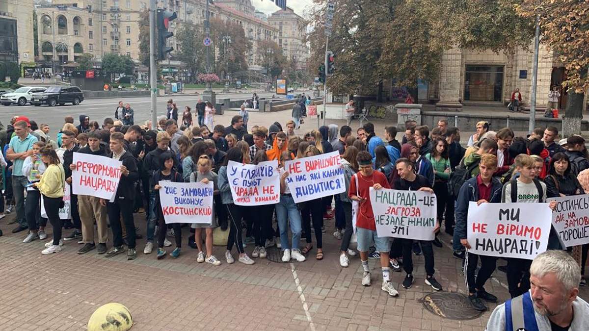 Два проплачені мітинги "за" і "проти" каналів Медведчука проходять у Києві: фото, відео