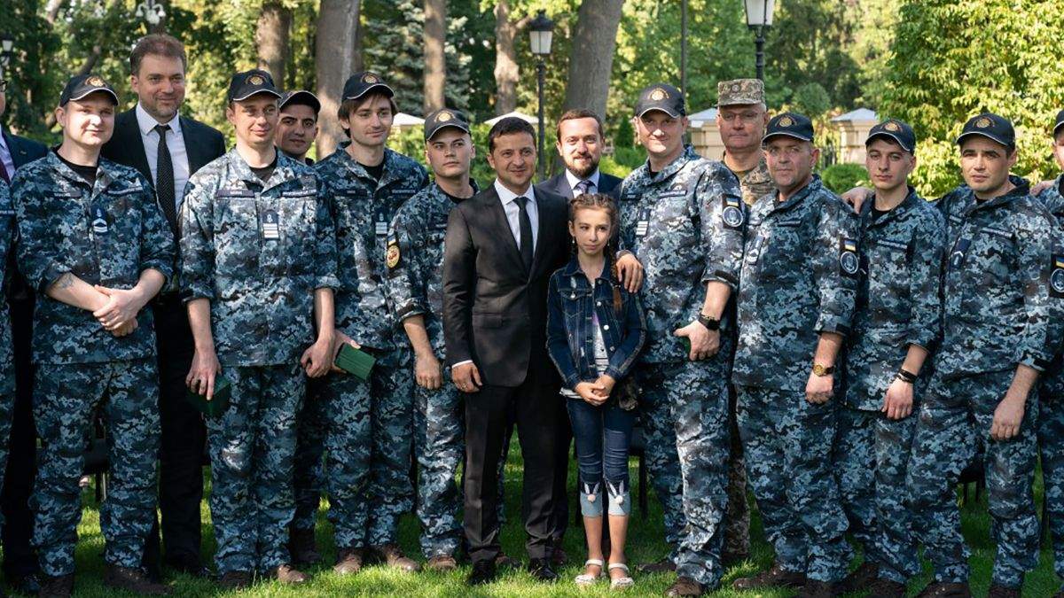 Звільнені моряки запросили Зеленського на свої весілля: зворушливе відео