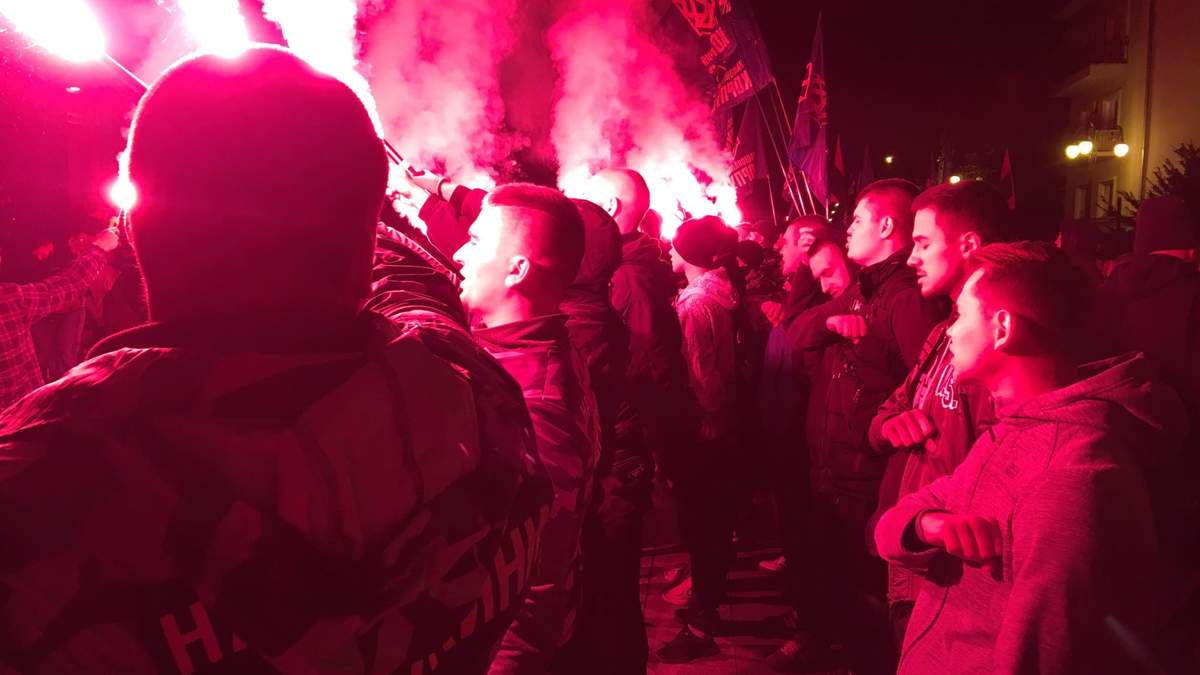 Під ОПУ влаштували протест через формулу Штайнмаєра і запалили фаєри: фото, відео