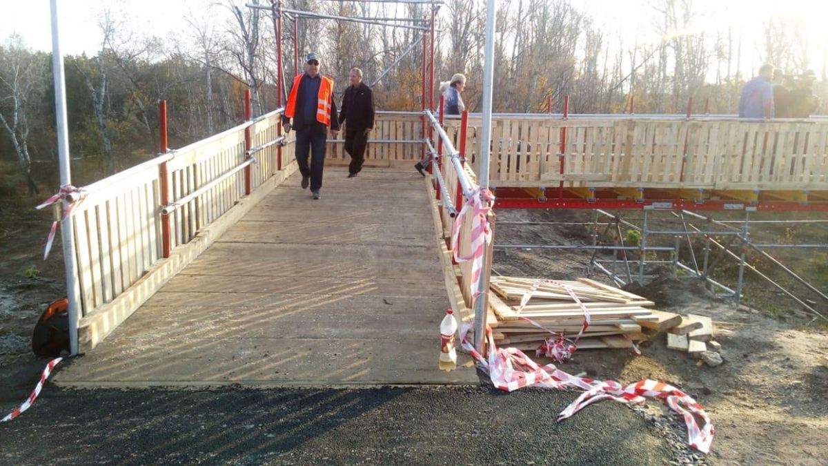 На мосту возле Станицы Луганской открыли временный переход: фото