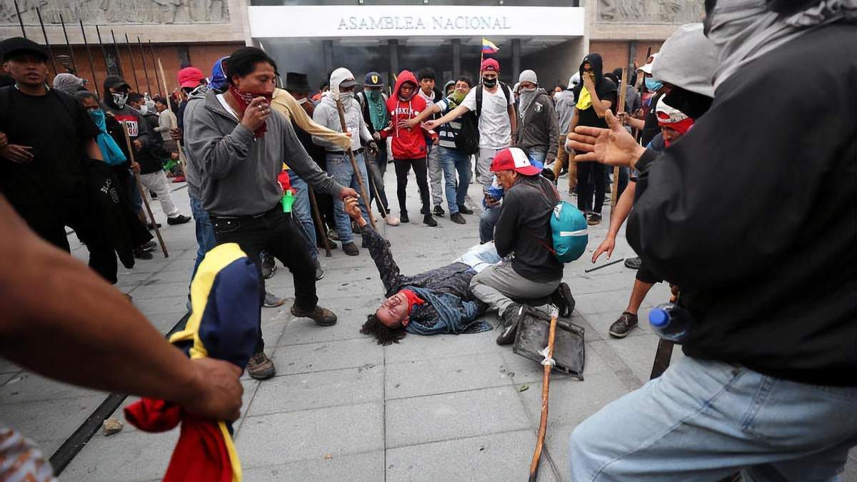 Количество погибших из-за протестов в Эквадоре увеличилось:  ввели чрезвычайное положение