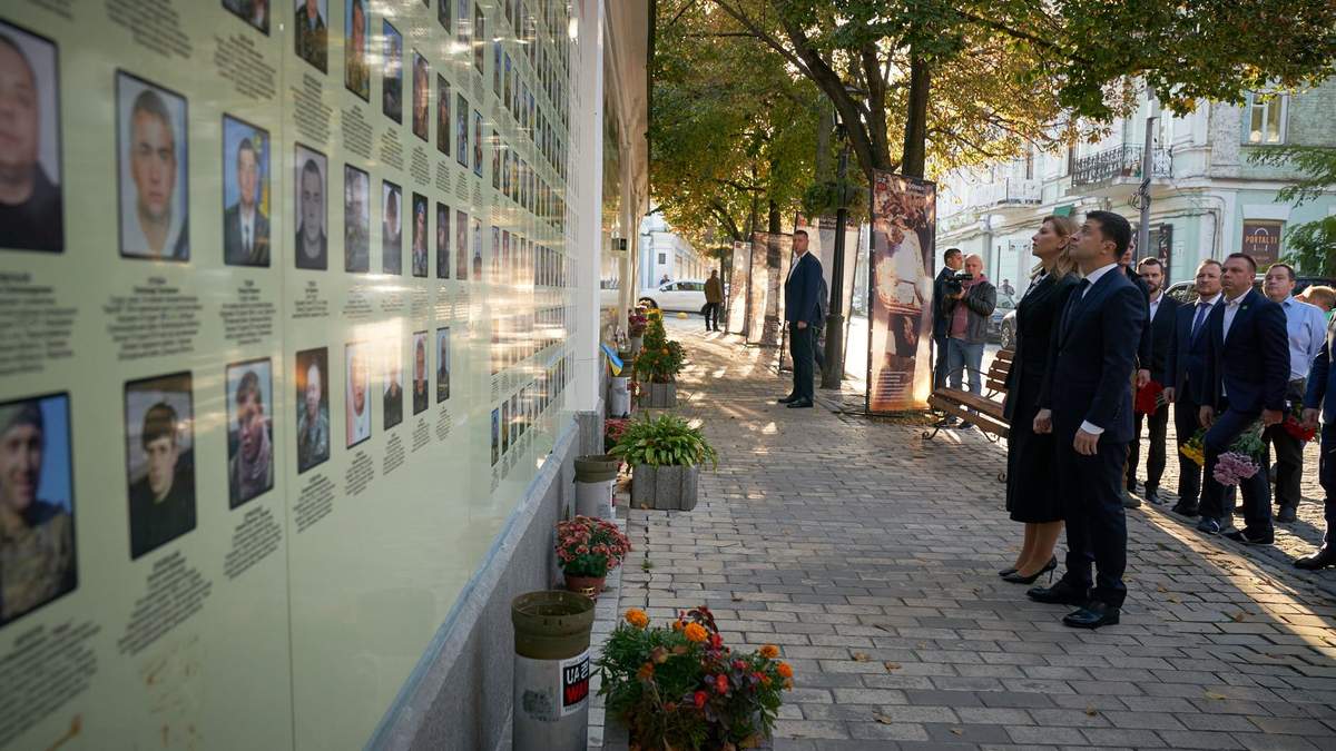 Зеленський з дружиною Оленою вшанували загиблих захисників України: фото