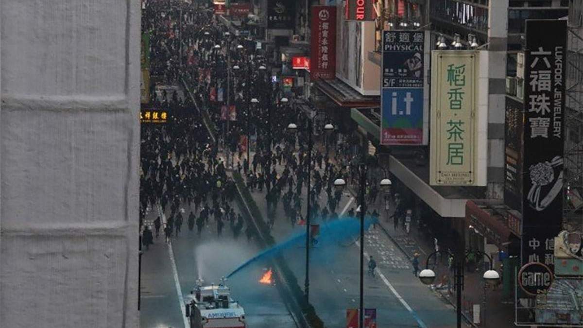 Протесты в Гонконге: полиция разогнала массовый марш – видео
