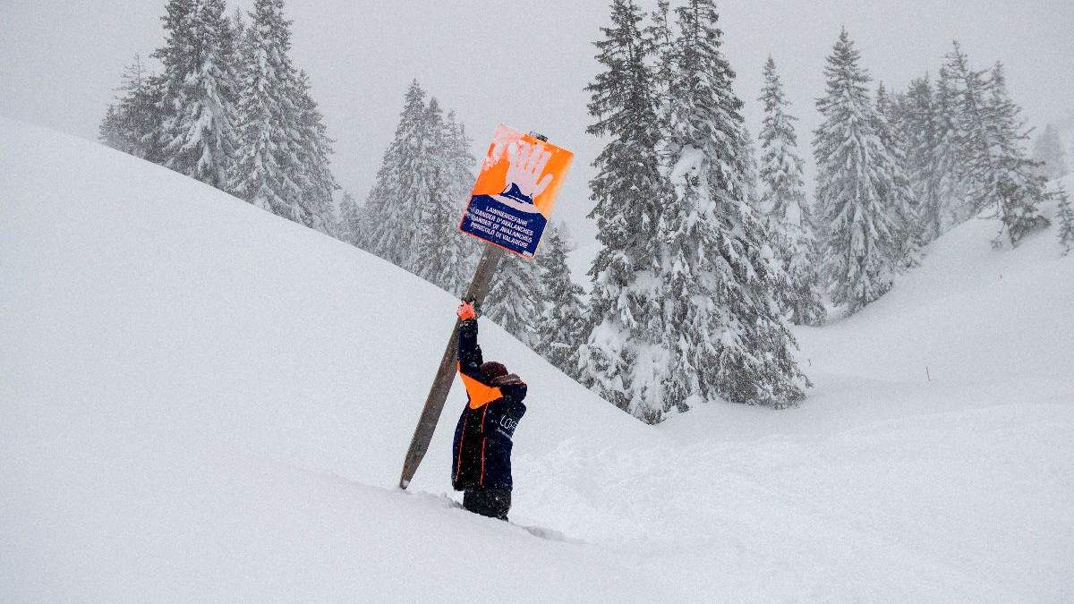 Нові жертви негоди: Австрія та Словенія потерпає від рясного снігу