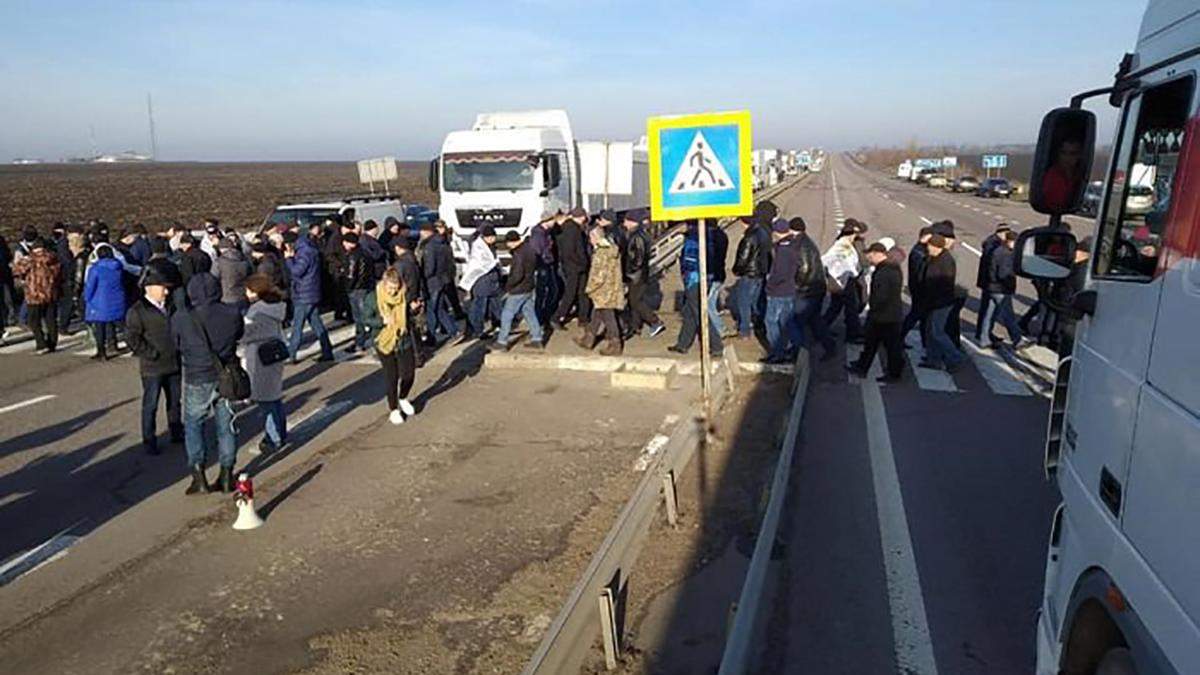 Протестующие перекрыли дороги в Украине