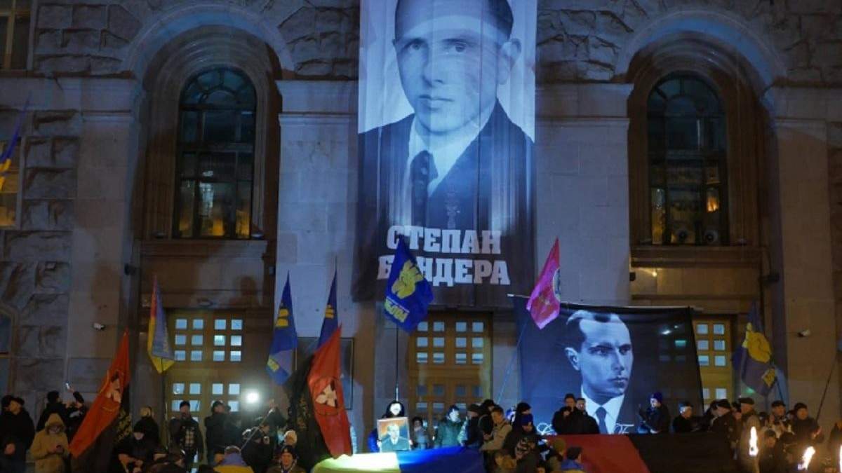 У Києві пройшла смолоскипна хода до дня народження Степана Бандери: фото і відео