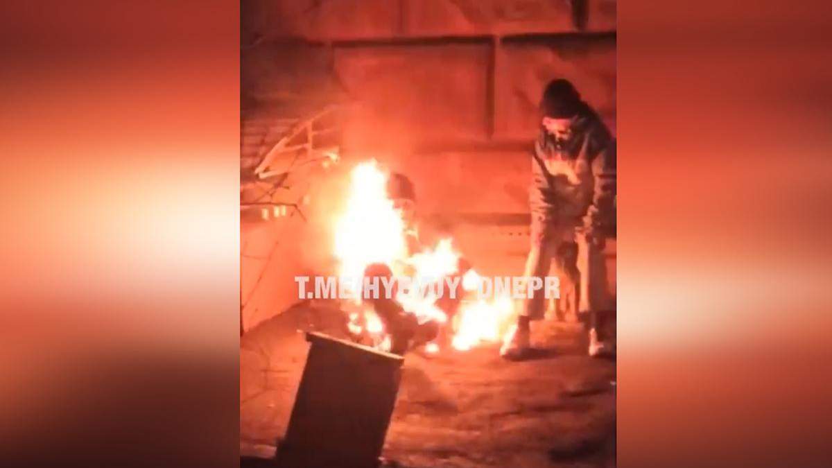 Безпритульний згорів живцем у центрі Дніпра: його підпалив товариш – відео 18+