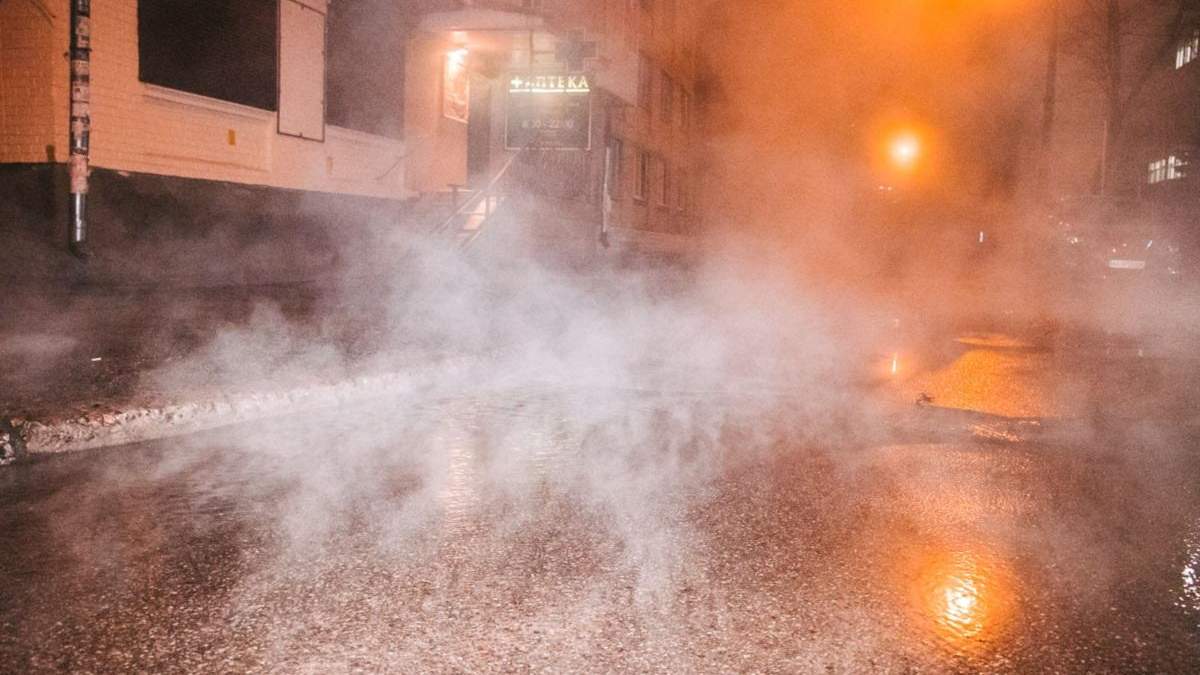 В Киеве продолжаются прорывы теплосетей: кипятком залило район Севастопольской площади – видео