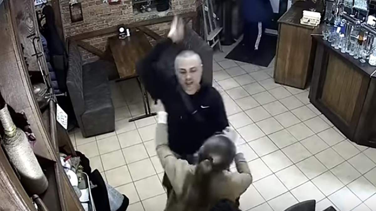 Ймовірний охоронець Киви Воробйов погрожував ножем офіціантці пабу в Полтаві