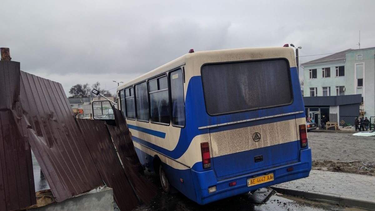 У Кам'янському школярка на ходу випала з автобуса