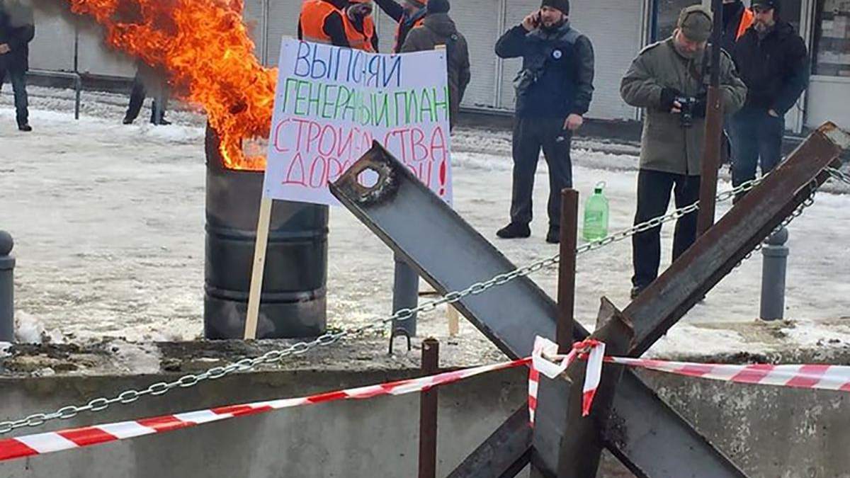 Палаючі бочки і протитанкові їжаки: у Харкові протестують на ринку "Барабашово" – фото, відео