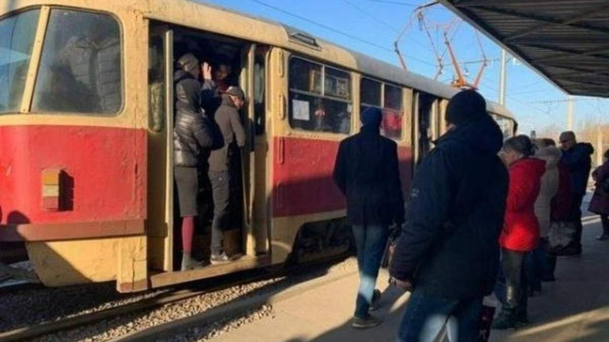 Попри заборону в Україні переповнені маршрутки, а люди в транспорті – без масок: фото, відео