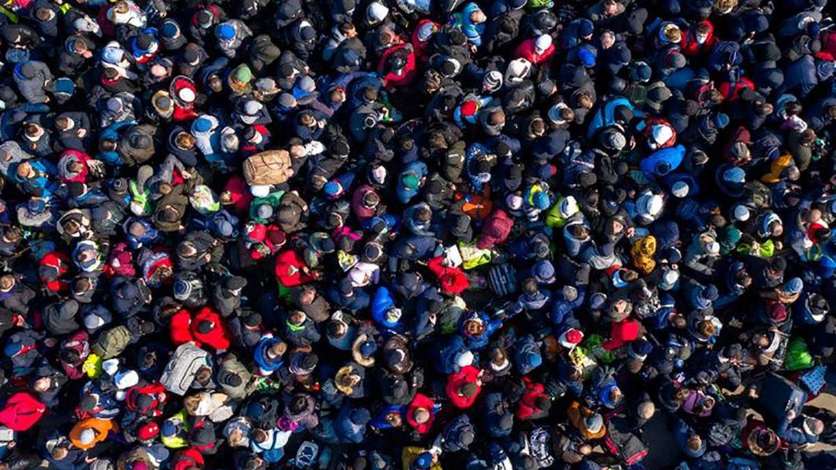 Очередь из тысячи украинцев на границе с Польшей: шокирующие фото и видео