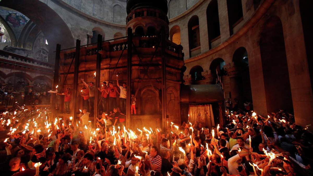 В Єрусалимі зійшов Благодатний вогонь: відео