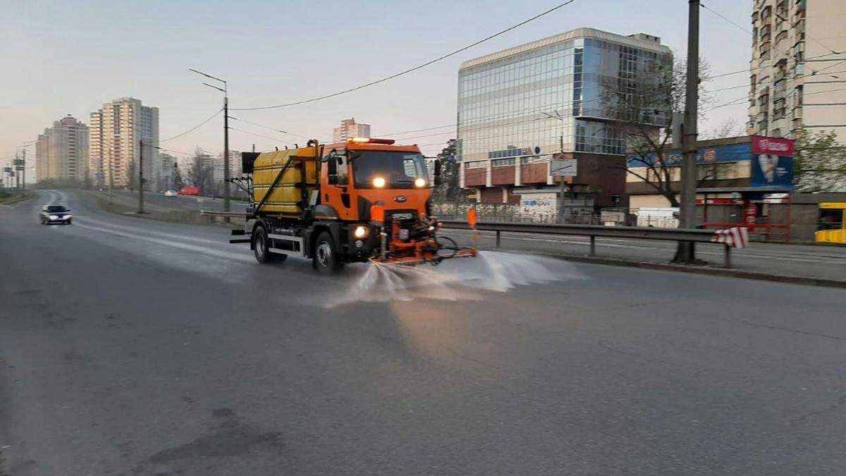 Вулиці Києва митимуть цілодобово аж до покращення стану повітря