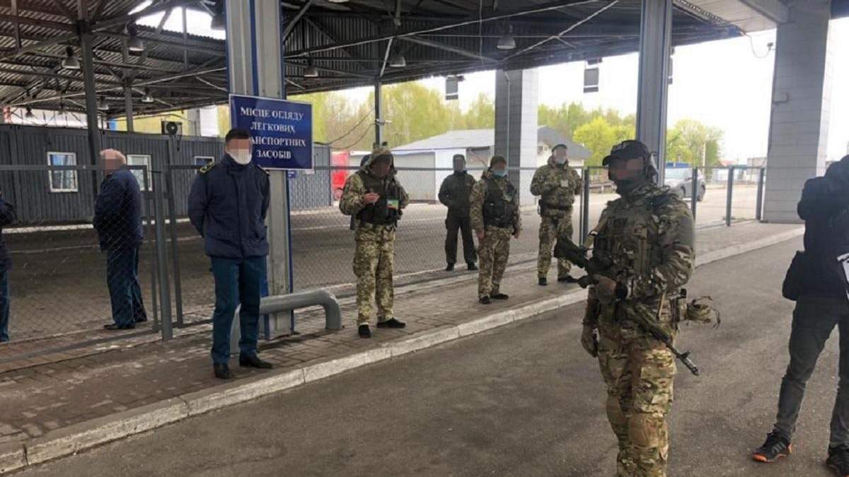 СБУ затримала службовців, які збирали "данину" за перетин кордону