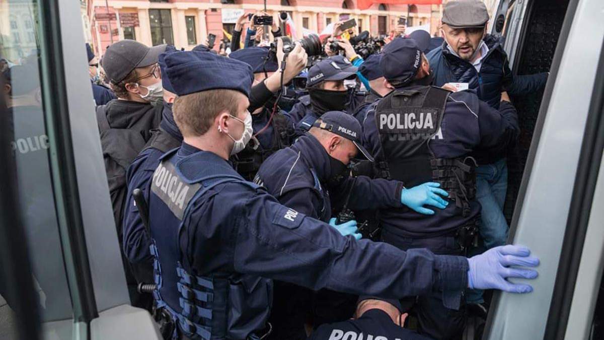 В Варшаве люди устроили протест: полиция применила силу и слезоточивый газ – фото, видео