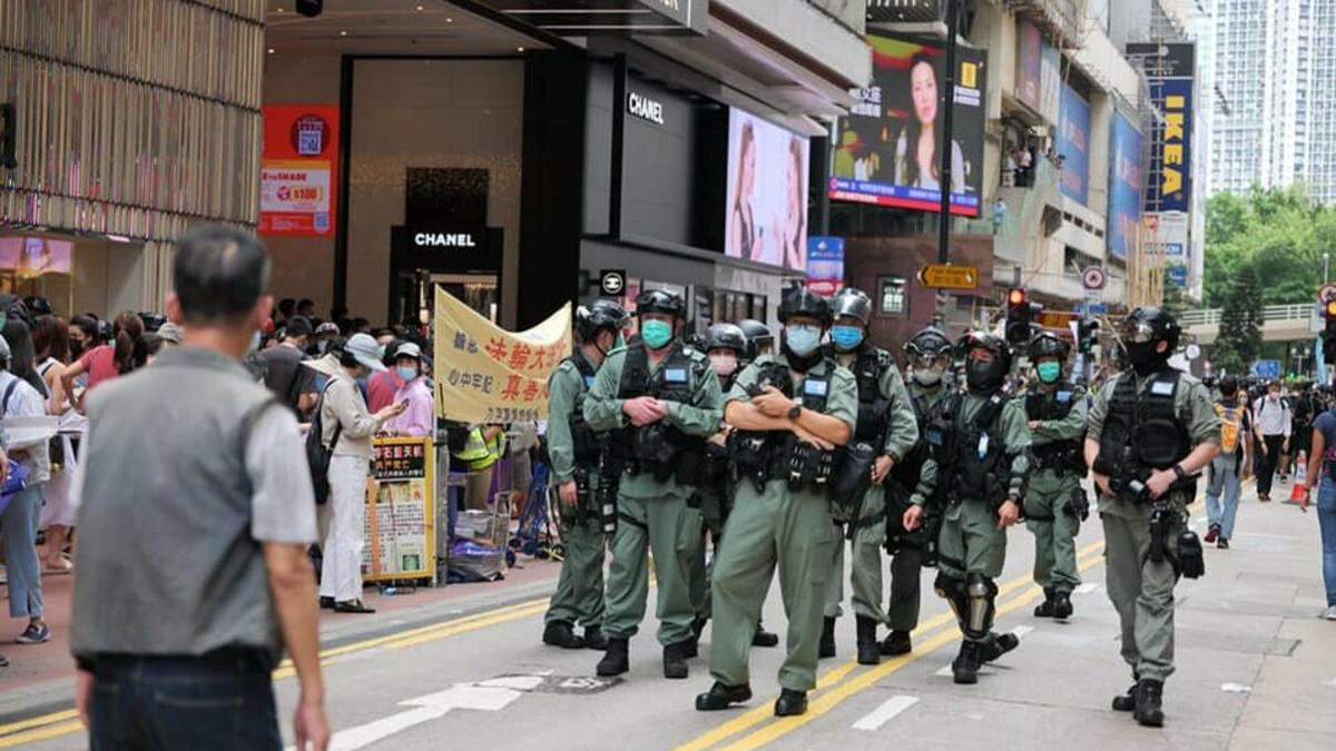 В Гонконге против толпы митингующих полиция применила слезоточивый газ: видео