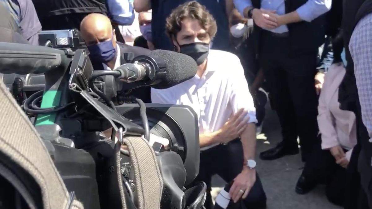 Трюдо схилив коліно в пам'ять про загиблого Флойда разом з протестувальниками: відео