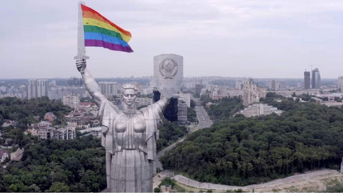 Меч "Батьківщини-матері" прикрасили прапором ЛГБТ-спільноти: відео