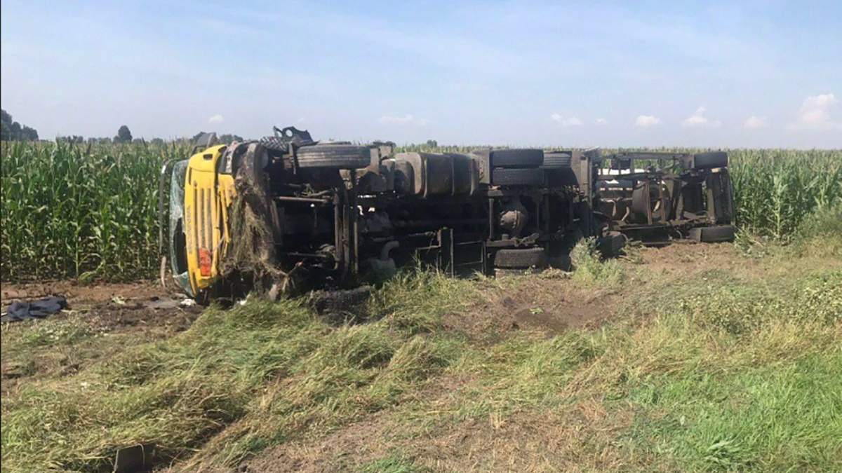 На Київщині авто влетіло у вантажівку, яка від удару перекинулася: моторошне відео