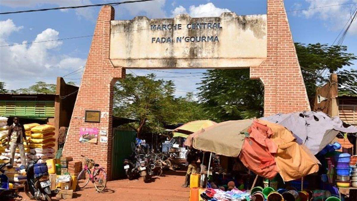 В Буркина-Фасо группа боевиков расстреляла людей на рынке: по меньшей мере 20 погибших