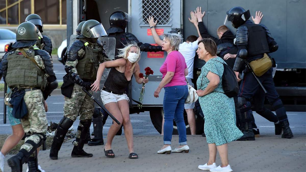 Власти Беларуси впервые назвали имена арестованных во время протестов: список 