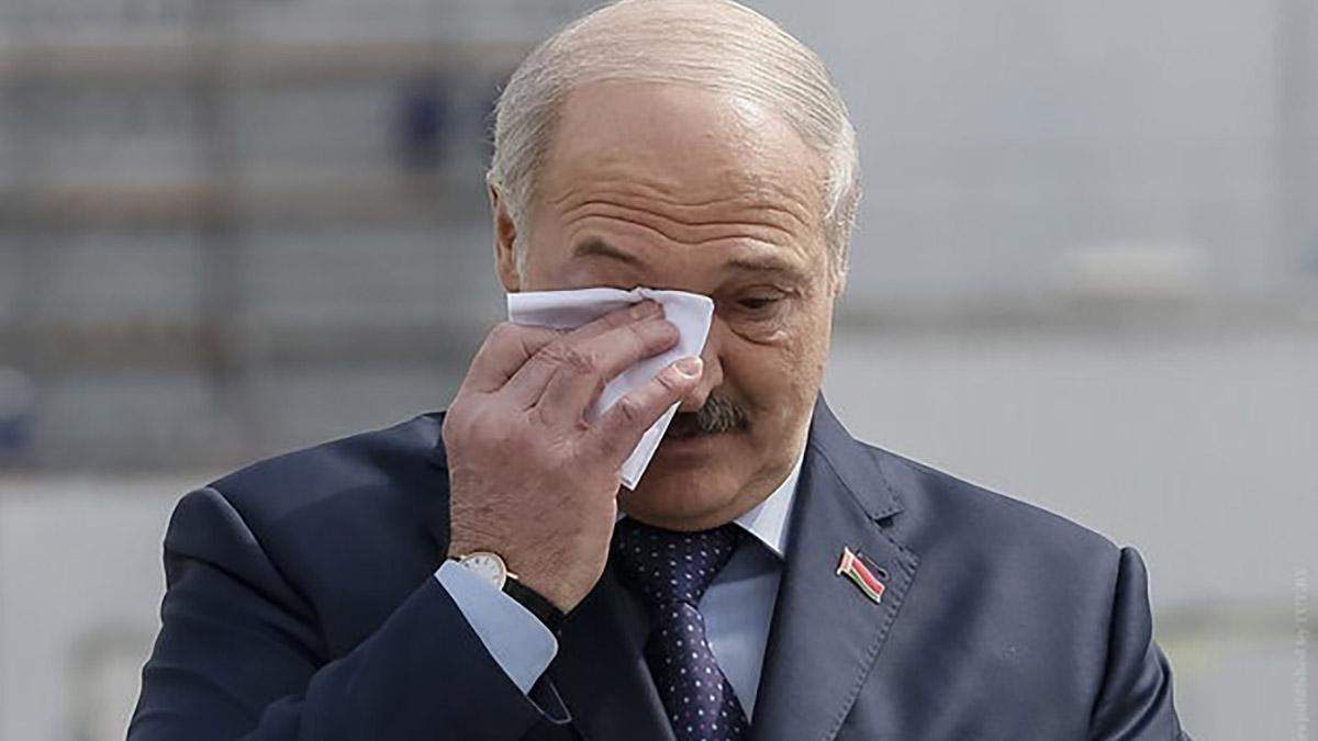 Лукашенко втік на вертольоті після розмови з робітниками: відео