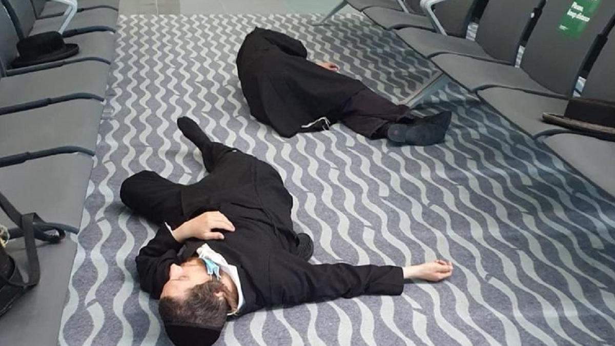 Сотні хасидів перебувають в аеропортах України: деякі з них сплять на підлозі – фото, відео
