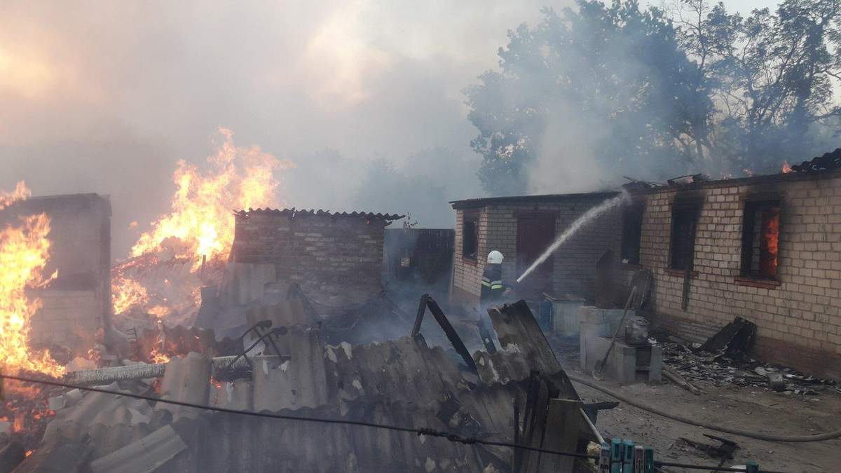 Пожежники рятують село на Луганщині