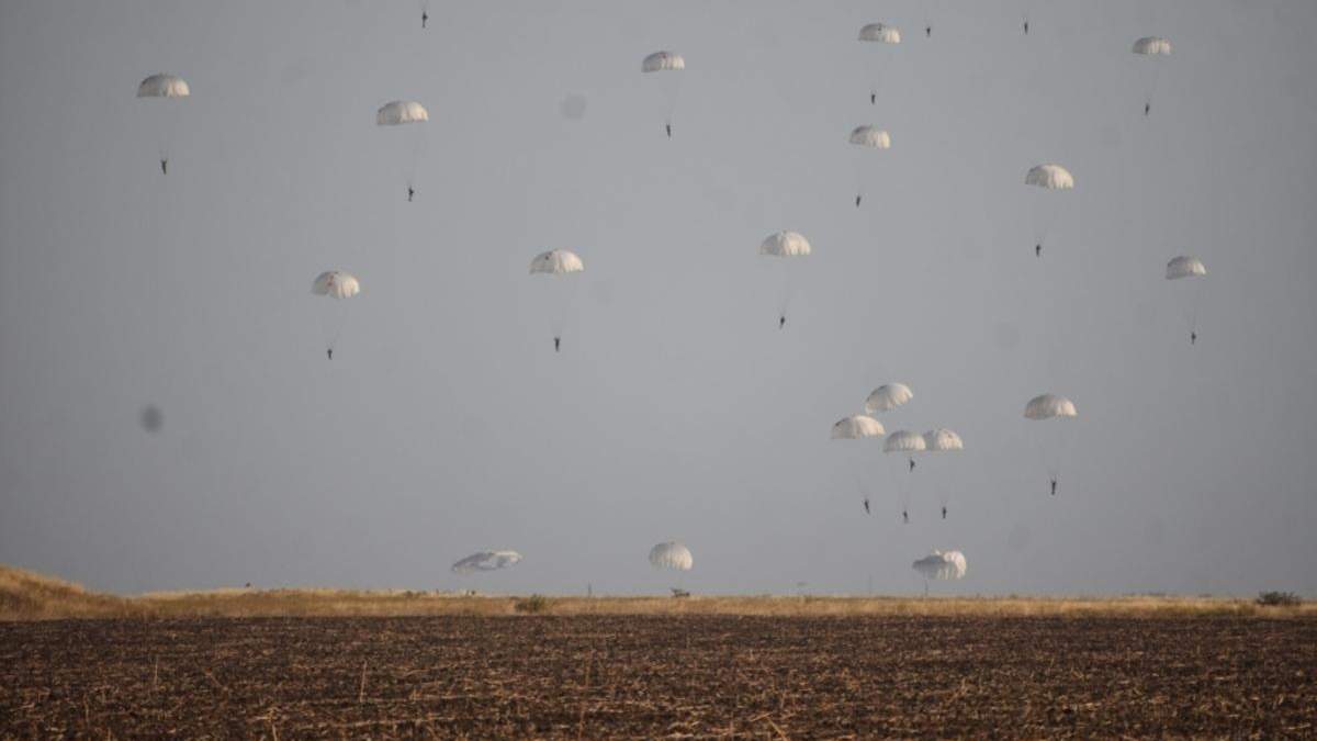 Сотні парашутистів приземлилися на Миколаївщині: відео 
