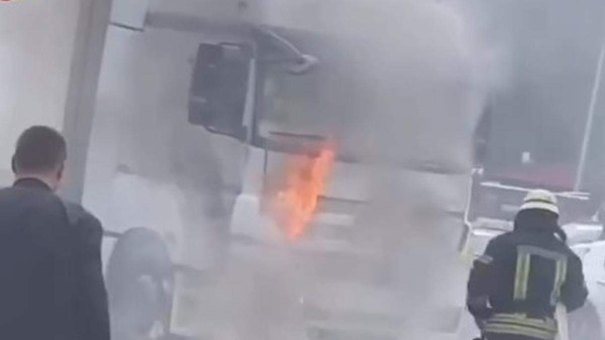 Вантажівка Mercedes загорілась прямо під час руху