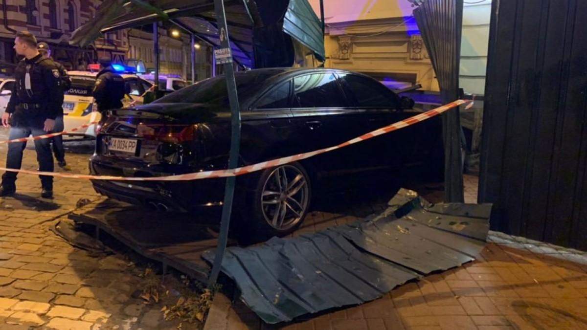 В Киеве произошло ДТП: Audi влетела в дом, есть пострадавшие - фото