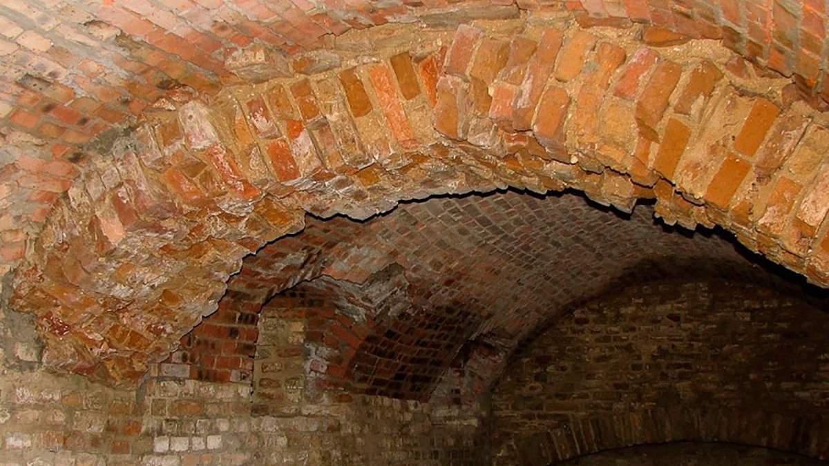 В Луцьку розкопали раніше невідомі підземелля – загадкові фото, відео