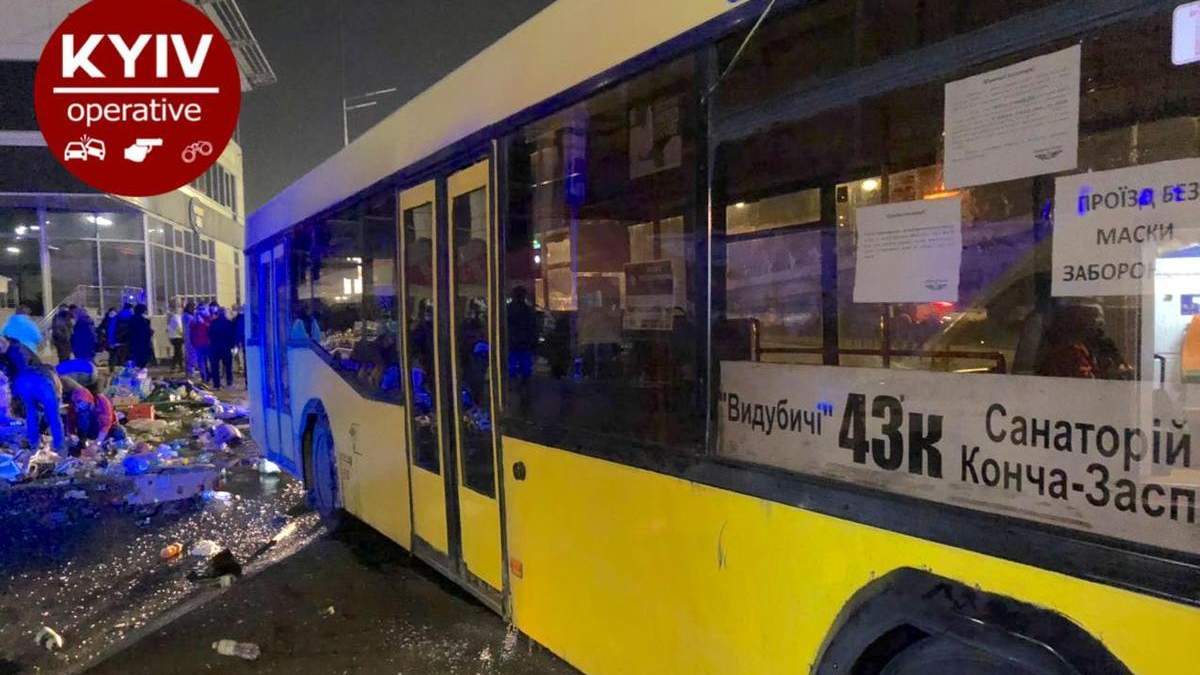 В Киеве автобус снес торговую палатку и наехал на людей на остановке